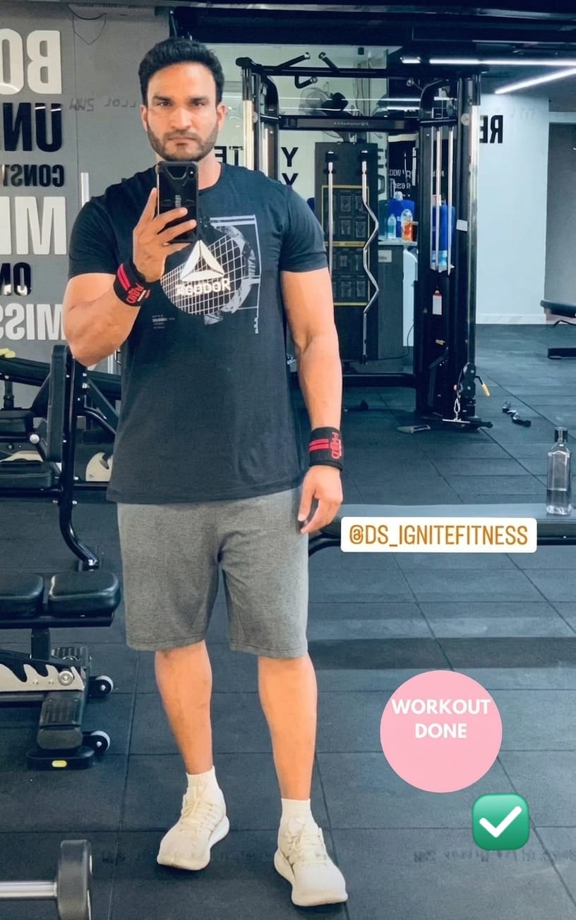 Coach-led progress check during a personal training session